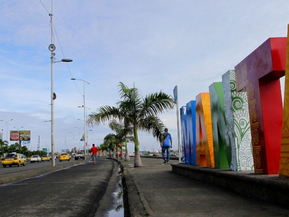 Malecón Escénico de Manta con las letras de la ciudad