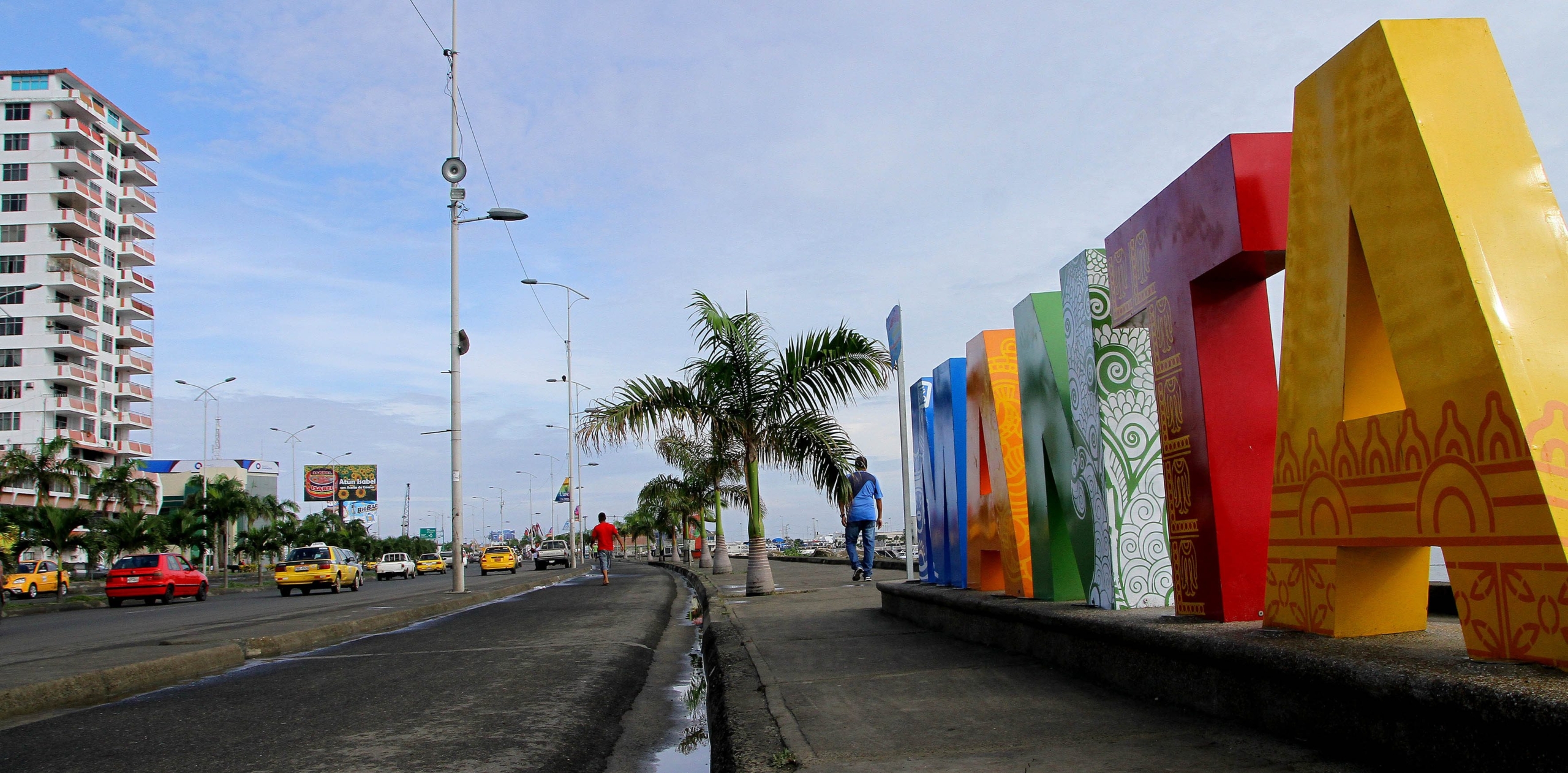 Malecón Escénico de Manta con las letras de la ciudad