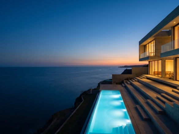 Residencia moderna frente al Pacífico al atardecer en la costa de Manta, Ecuador