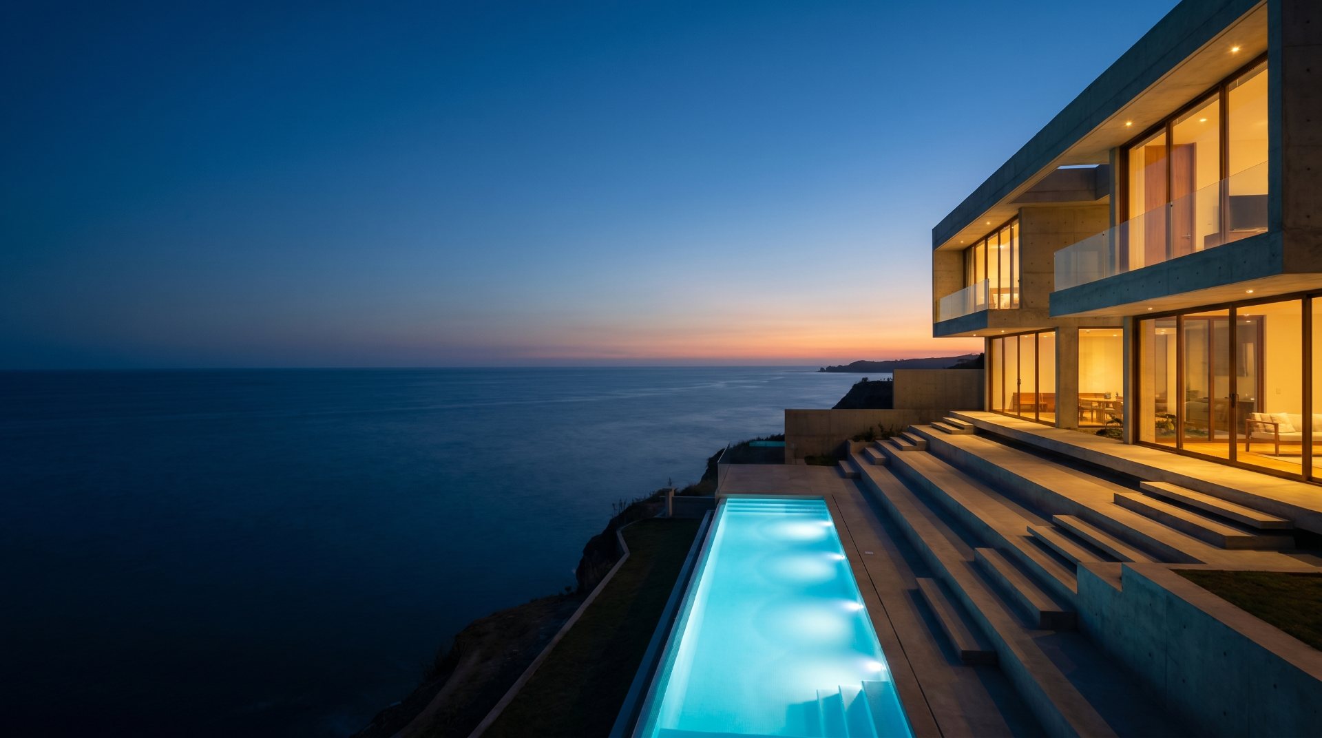 Residencia moderna frente al Pacífico al atardecer en la costa de Manta, Ecuador